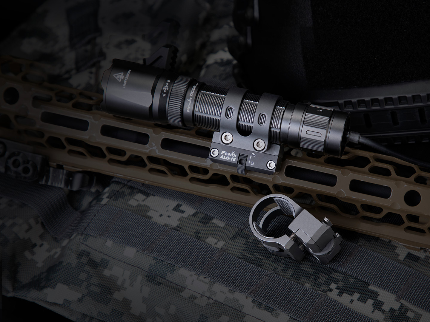Montaż taktyczny latarki Fenix ALG-16 - obrazek 6