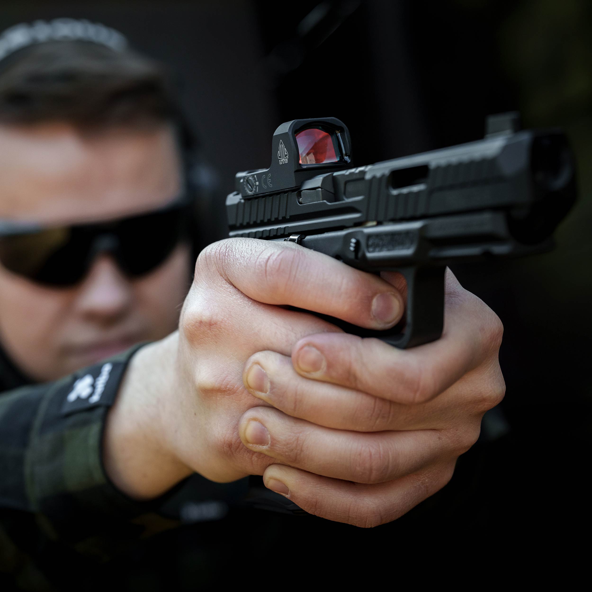 Kolimator UTG OP3 Micro Red 4 MOA Single Dot do RMR czarny - obrazek 7