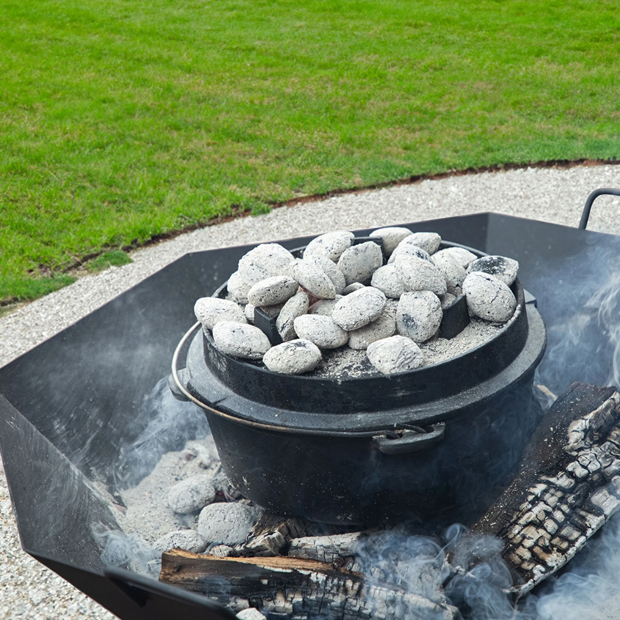 Kociołek wiszący z patelnią żeliwny 9 l - obrazek 9