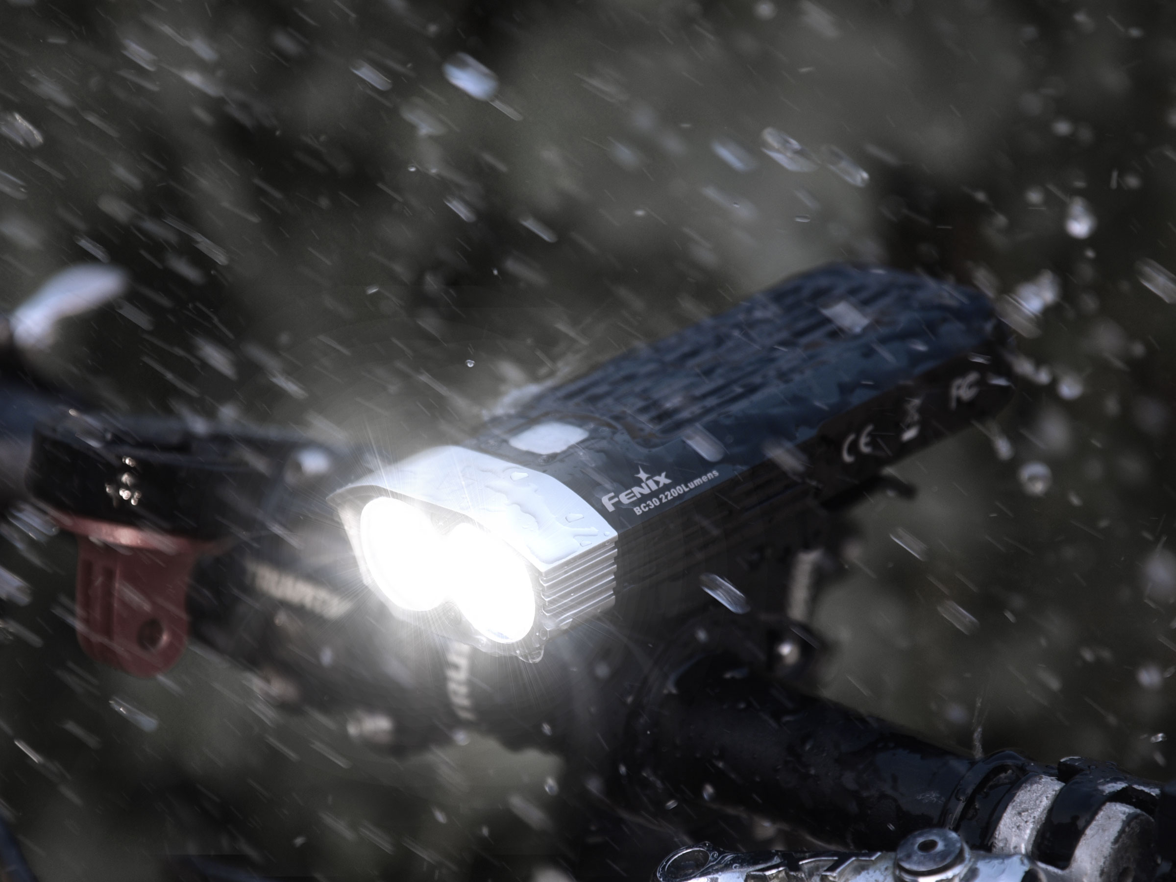 Lampa rowerowa przednia Fenix BC30 V2.0 - obrazek 9