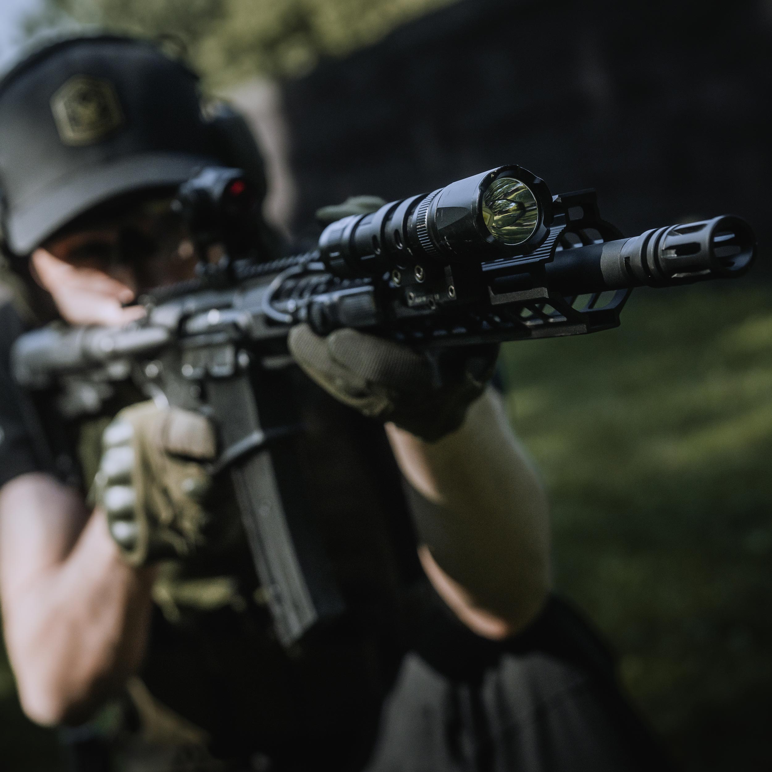 Latarka taktyczna LED Fenix TK20R V2.0 czarna - obrazek 6