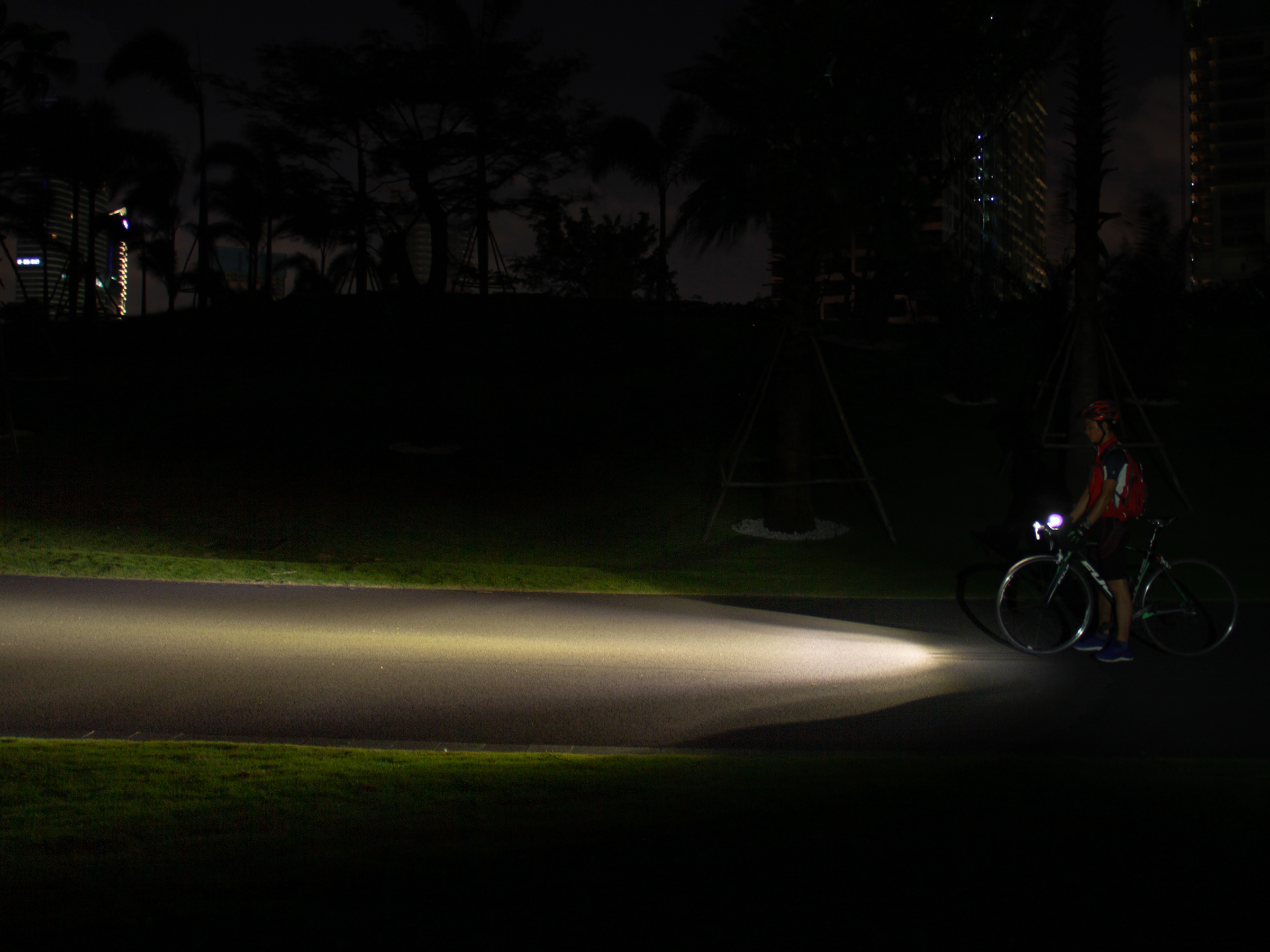 Lampa rowerowa Fenix BC25R - obrazek 8