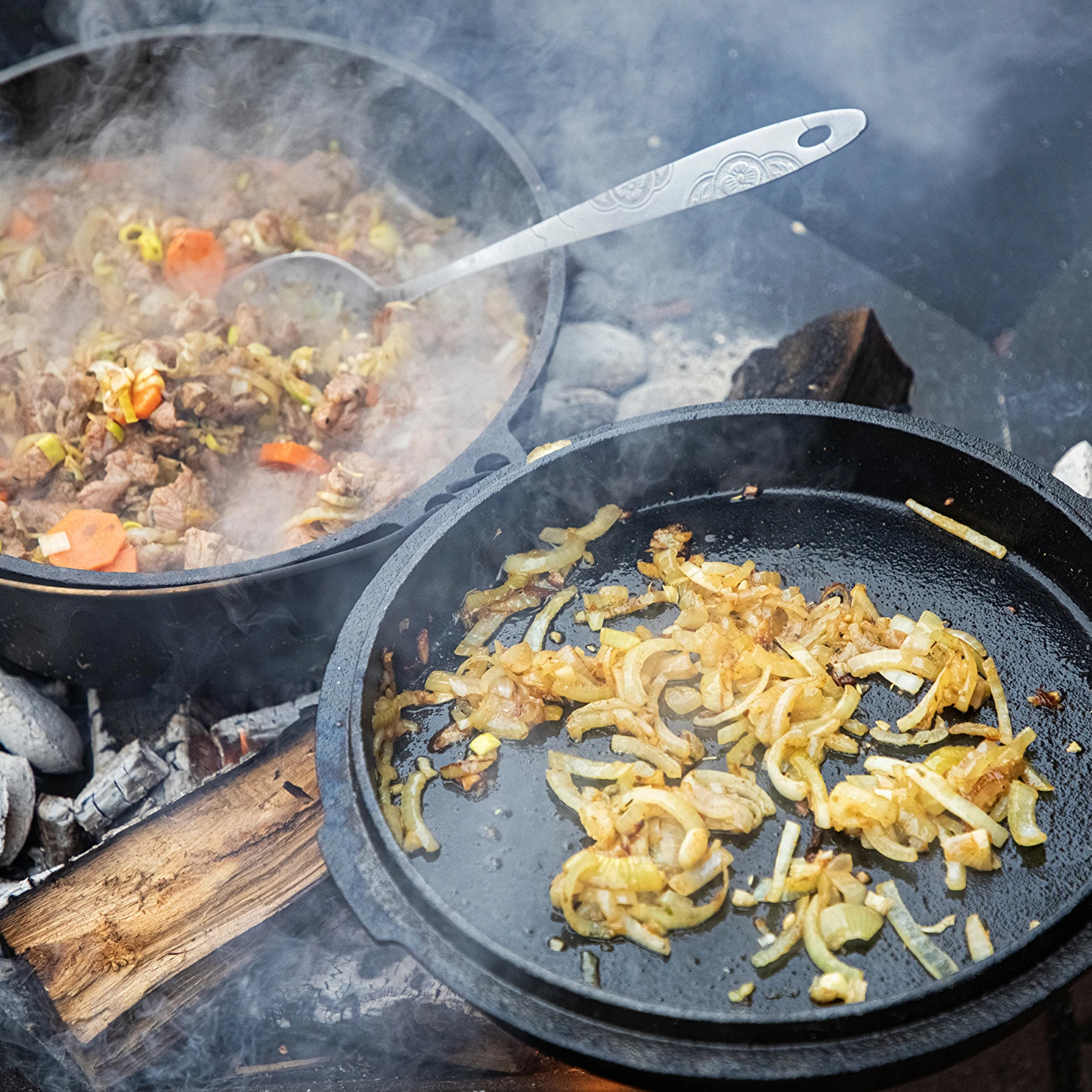Kociołek wiszący z patelnią żeliwny 9 l - obrazek 10