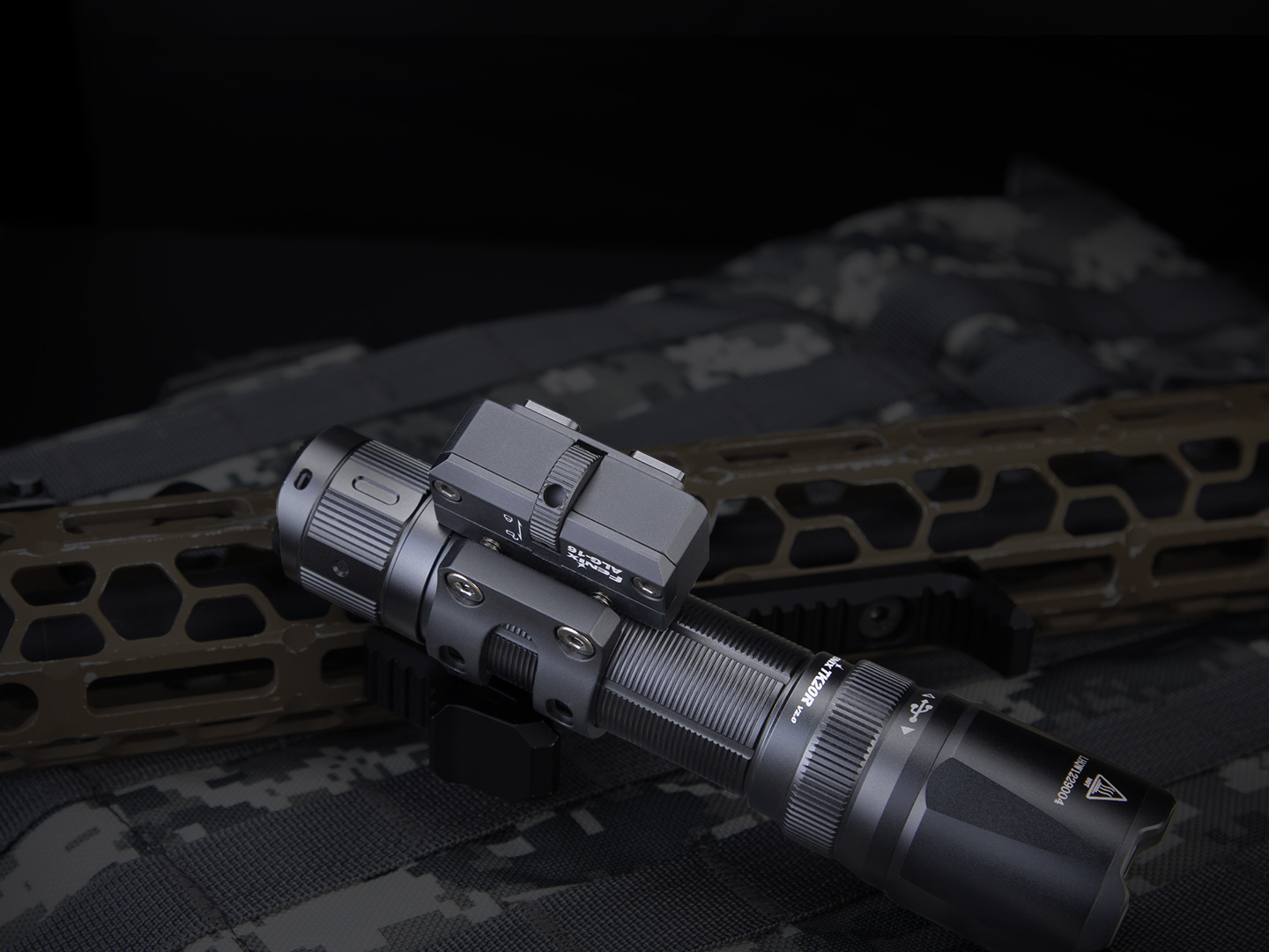 Montaż taktyczny latarki Fenix ALG-16 - obrazek 5