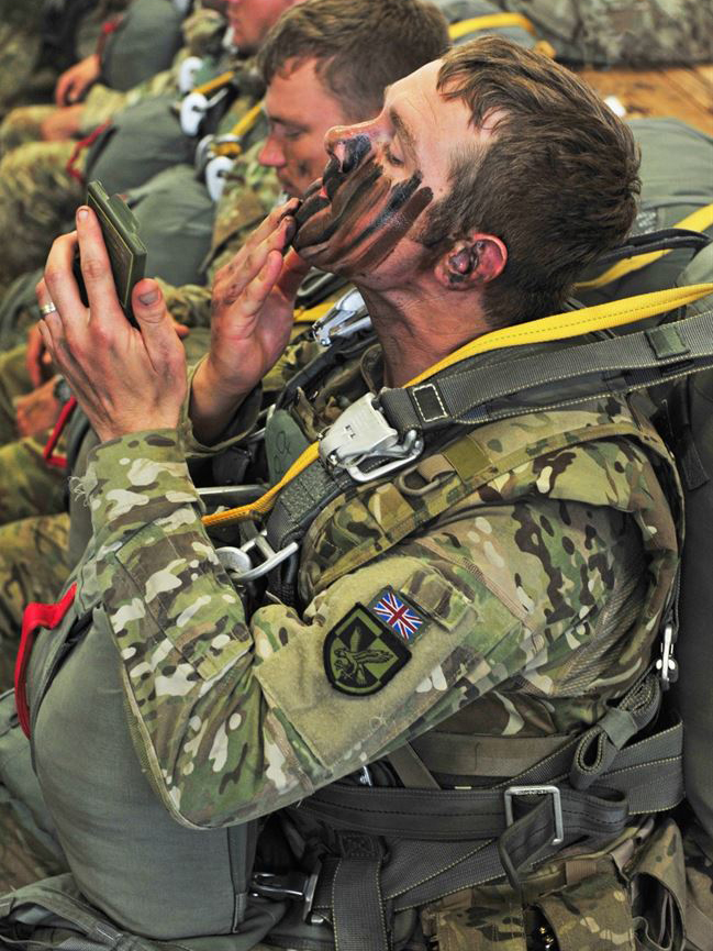 Pasta, farba do kamuflażu BCB Chameleon 3-kolorowa z lusterkiem - obrazek 4