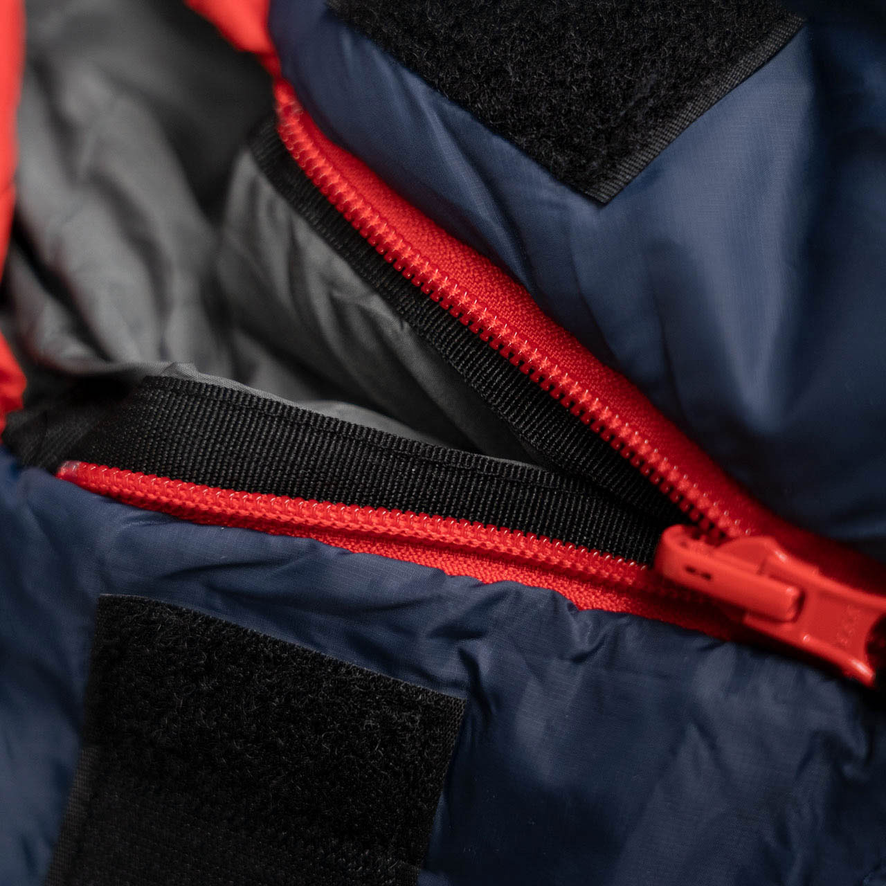 Śpiwór Alpinus Primalight 800 granatowy dla praworęcznych - obrazek 7